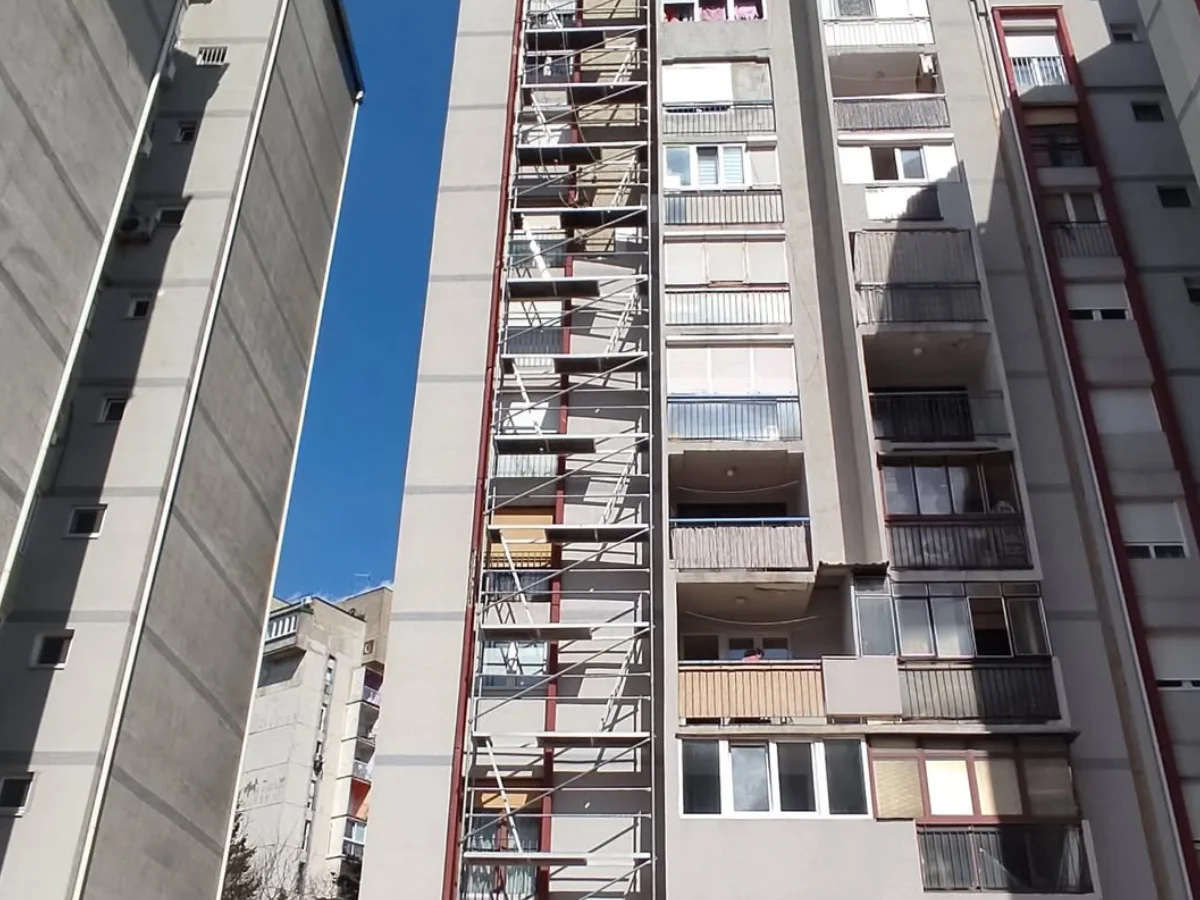 Iznajmljivanje skele Skela Max | Montaža fasadne skele – Labudovo brdo (zgrada)